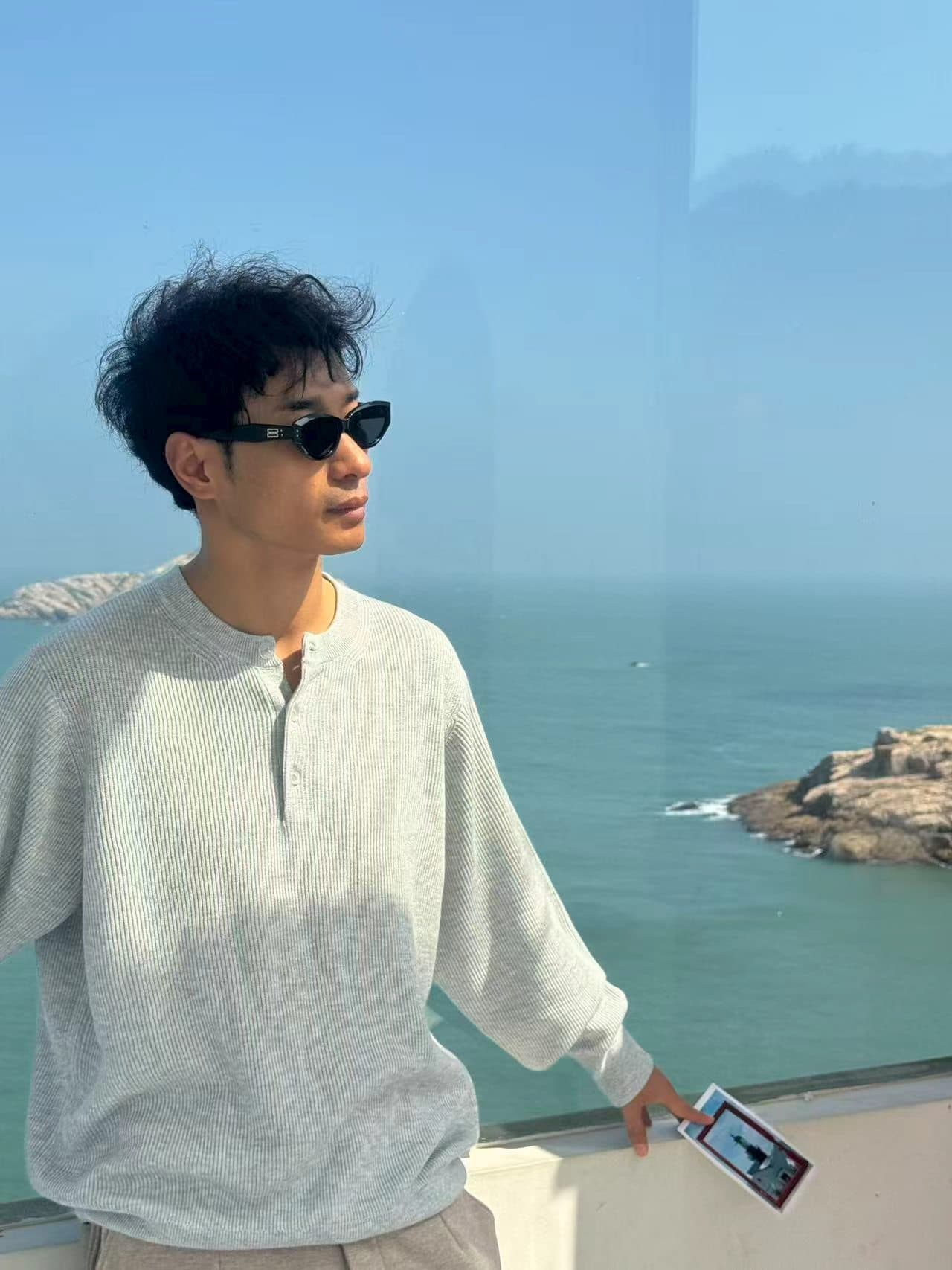 佩戴黑色镜框的男士眺望海面